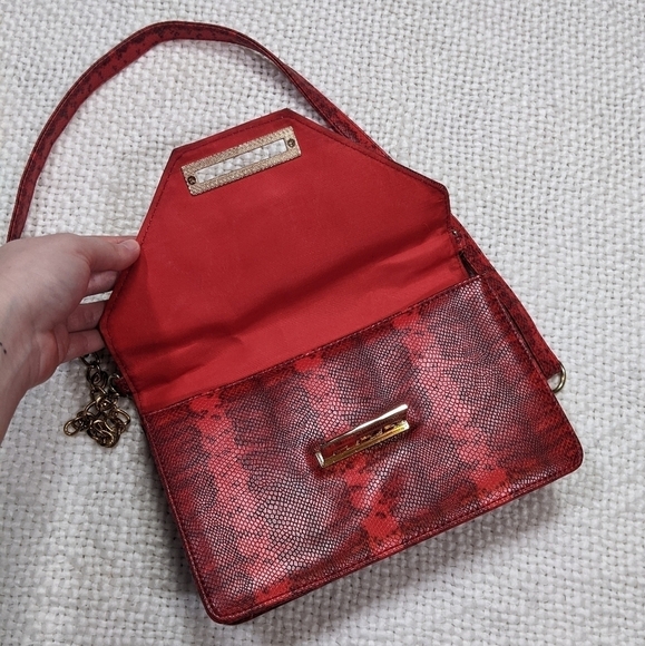 New Rampage Wild Snake Red Faux Snake Skin Crossbody Bag with Gold Hardware - Picture 3 of 7
